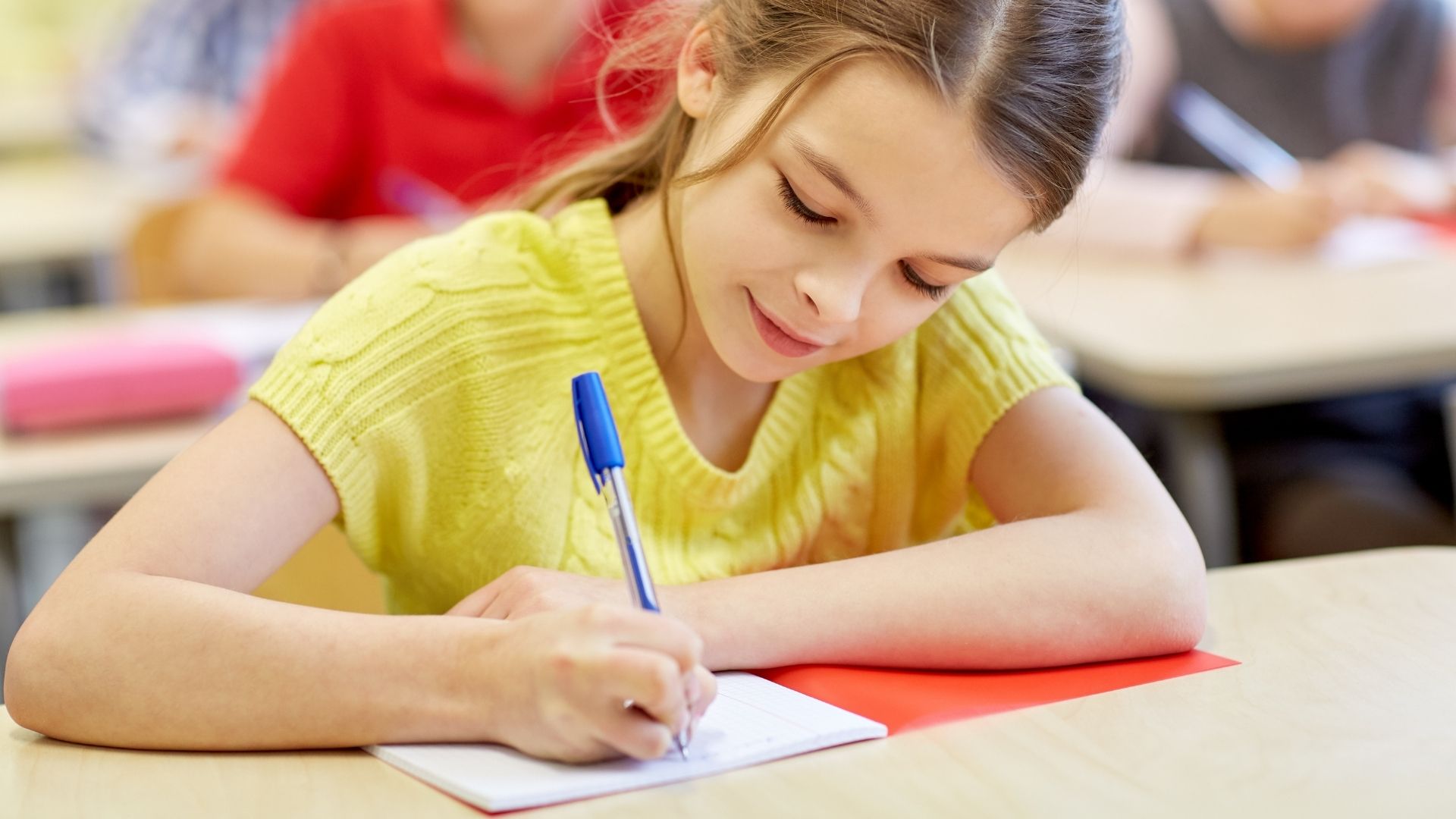 bambina banco di scuola